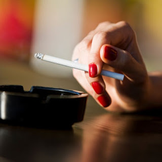 للتدخين اضرار بالغة على صحة المرأة 123523164woman-smoking-fb+%25281%2529