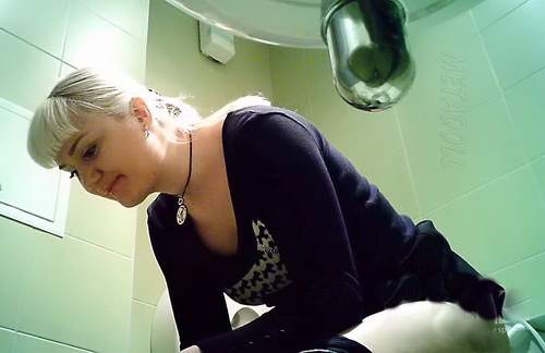 Молодая мама писает в кабинке туалета