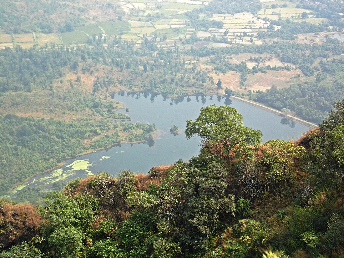 बदामी आकाराचे तळे