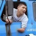 بالفيديو .. الشرطة الصينية تتفاجئ «بسائق شاحنة» مبتور اليدين  