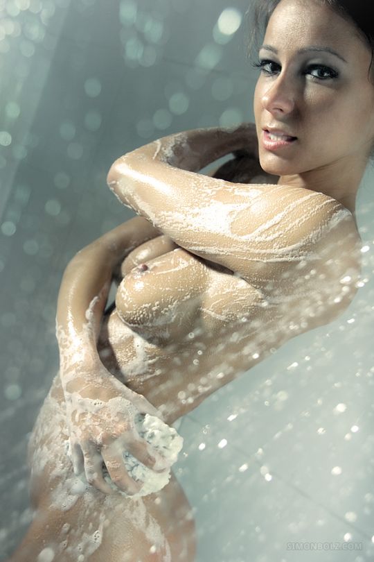 Melisa fotografia Simon Bolz tomando banho pelada nua sabão corpo peitos bunda buceta mulher morena modelo