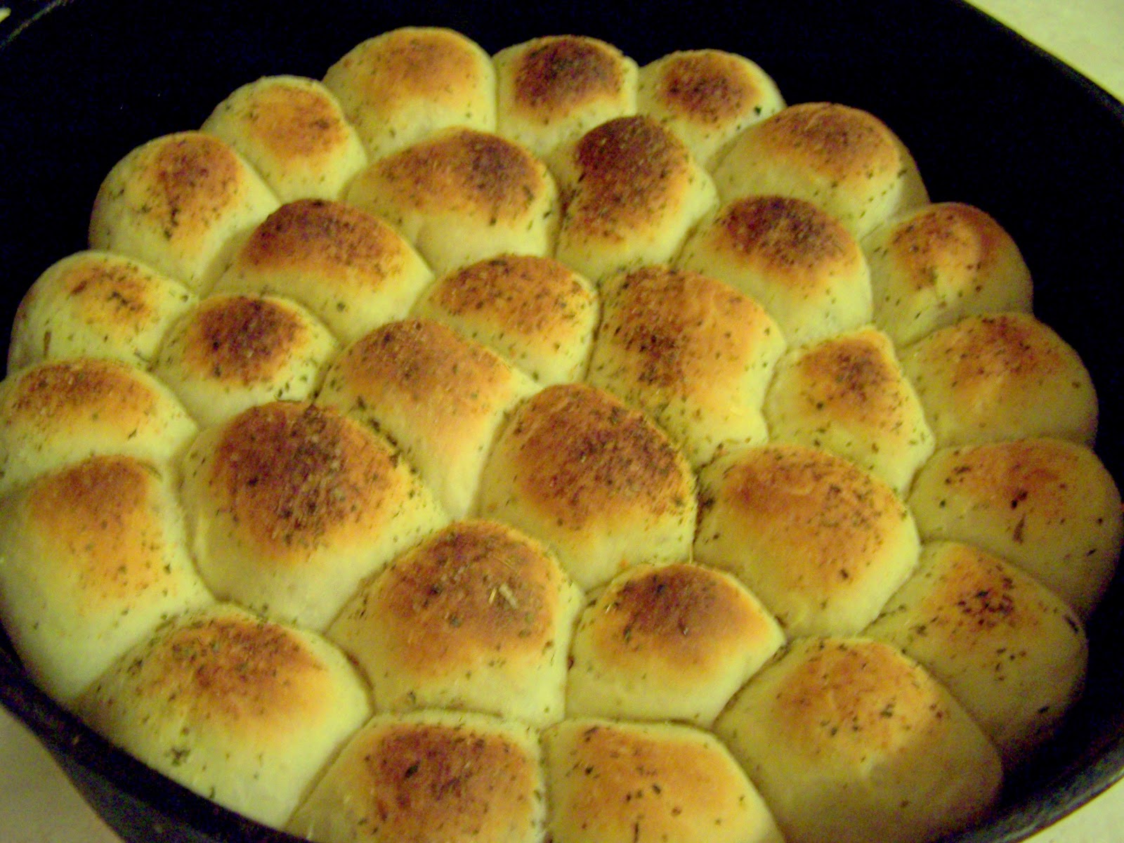 http://3.bp.blogspot.com/-P3uCR8k2XdU/UJAFifclOJI/AAAAAAAABvE/0v3lacnFFZ4/s1600/dutch+oven+meatball+monkey+bread.jpg