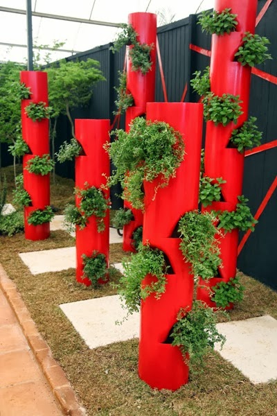 mini jardim de temperos:Canos de PVC com 30cm de diâmetro, pintados devermelho e adaptados mini jardim de temperos:Canos de PVC com 30cm de diâmetro, pintados devermelho e adaptados