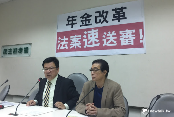 民進黨團書記長李俊俋(左)表示,年金改革的最後版本,「立法院決定了算」,希望考試院依照原先進度,盡快在4月份讓年改法案跟行政院會銜,送到立院審議。 民進黨團書記長李俊俋(左)表示,年金改革的最後版本,「立法院決定了算」,希望考試院依照原先進度,盡快在4月份讓年改法案跟行政院會銜,送到立院審議。
