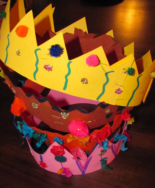 Make mom "Queen for the Day' with this fun crown - - Mothers Day activities for kids {Weekend Links} from HowToHomeschoolMyChild.com Make mom "Queen for the Day' with this fun crown - - Mothers Day activities for kids {Weekend Links} from HowToHomeschoolMyChild.com