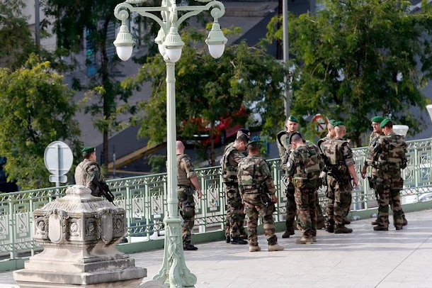 行兇男子遭擊斃後,一群士兵聚集在馬賽聖夏勒車站(Gare Saint-Charles )外面。 行兇男子遭擊斃後,一群士兵聚集在馬賽聖夏勒車站(Gare Saint-Charles )外面。