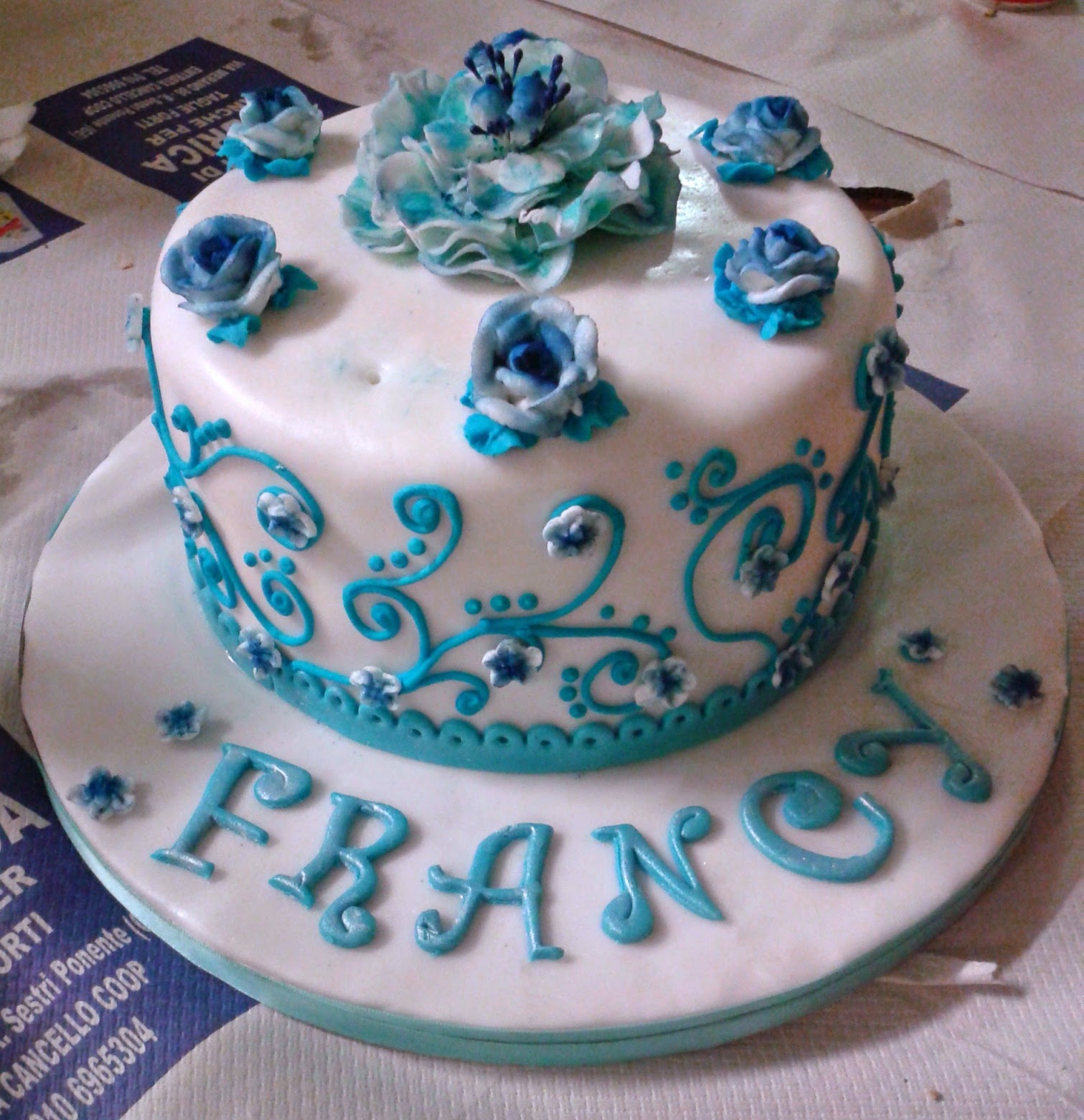 torta con fiori azzurri