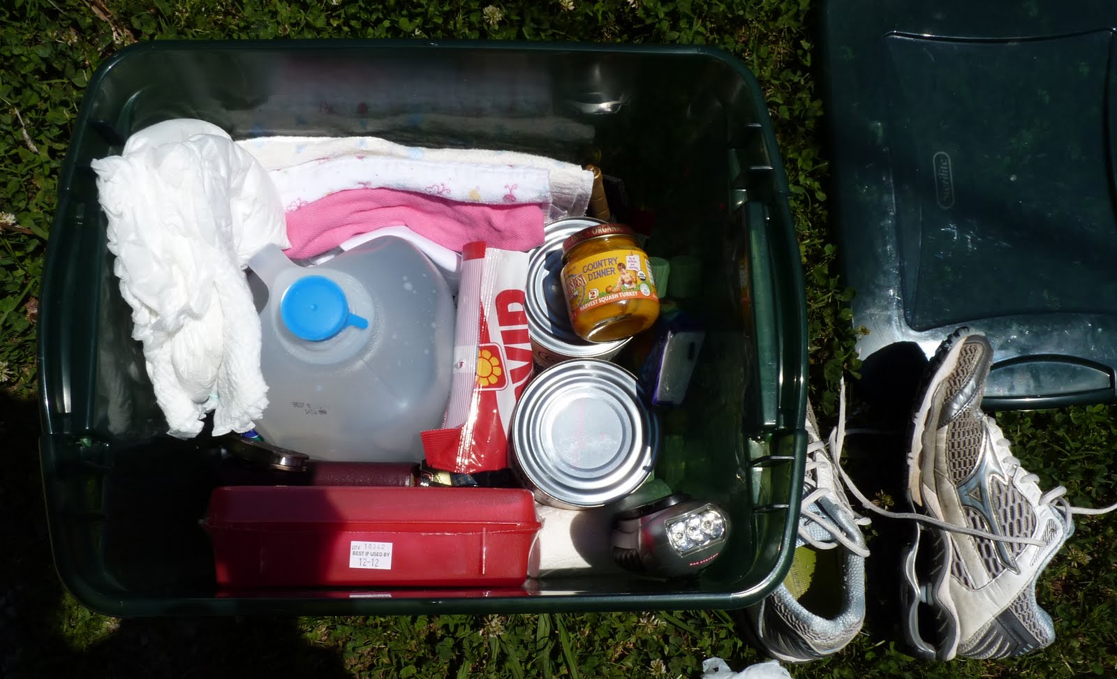 Build Your Own Emergency Car Kit with this Emergency Car Kit Checklist