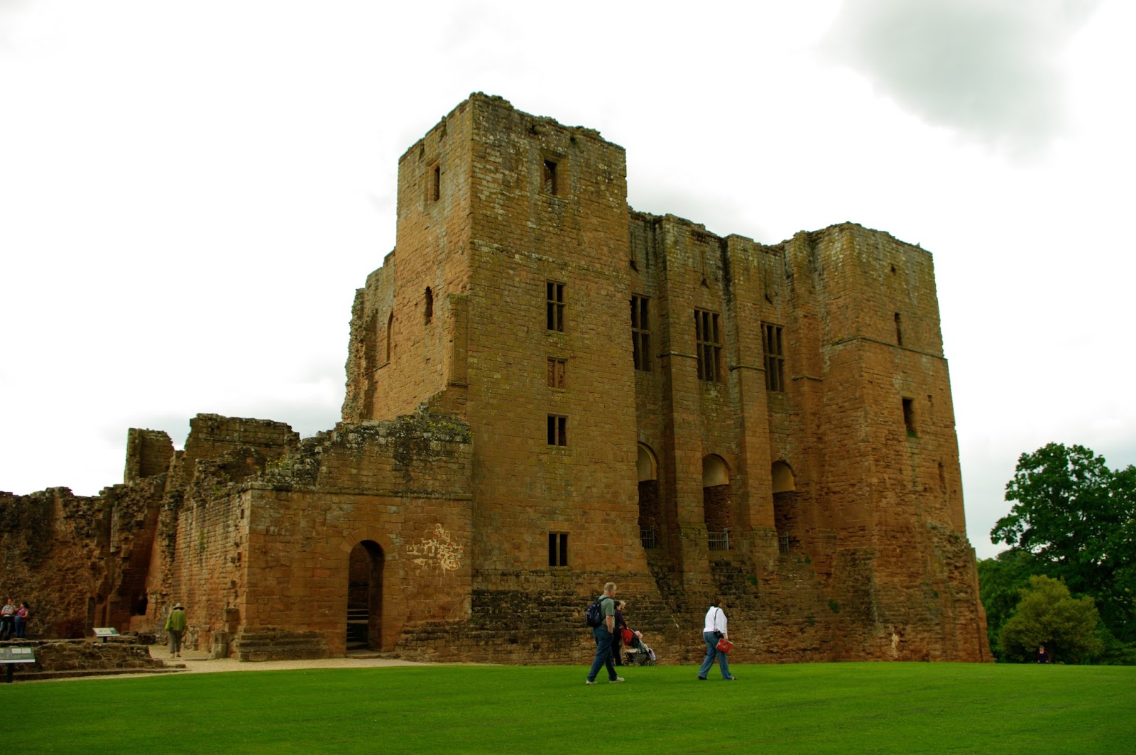 LIVING THE HISTORY Kenilworth Castle A snapshot history