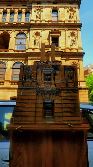 plein air oil painting of Lands Department building in Bridge st Sydney by heritage artist Jane Bennett