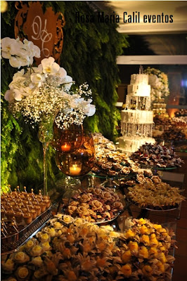 Painel de Folhagem orquídeas branca, chuva de prata, bandeja de prata, velas âmbar, bolo