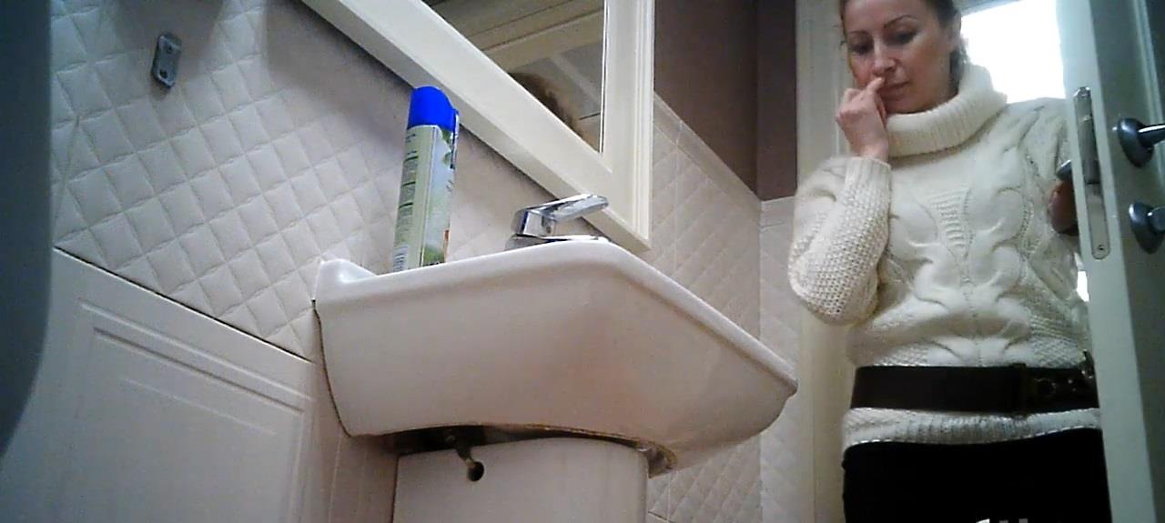 Японка писает и меняет тампон в туалете со скрытой камерой
