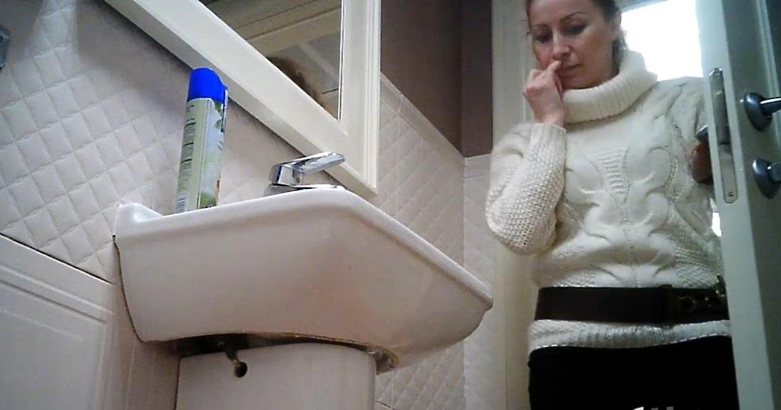 Девушка писает в туалете с торчащим из киски шнурком тампона