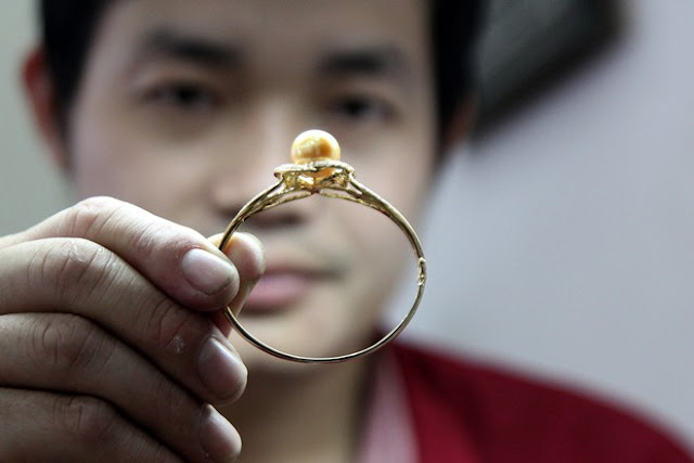 Chiếc vòng đeo tay được thiết kế đặc biệt. Chỉ riêng viên ngọc trai vàng cỡ 15 ly có độ tròn, bóng không tỳ vết có giá hơn 100 triệu đồng.