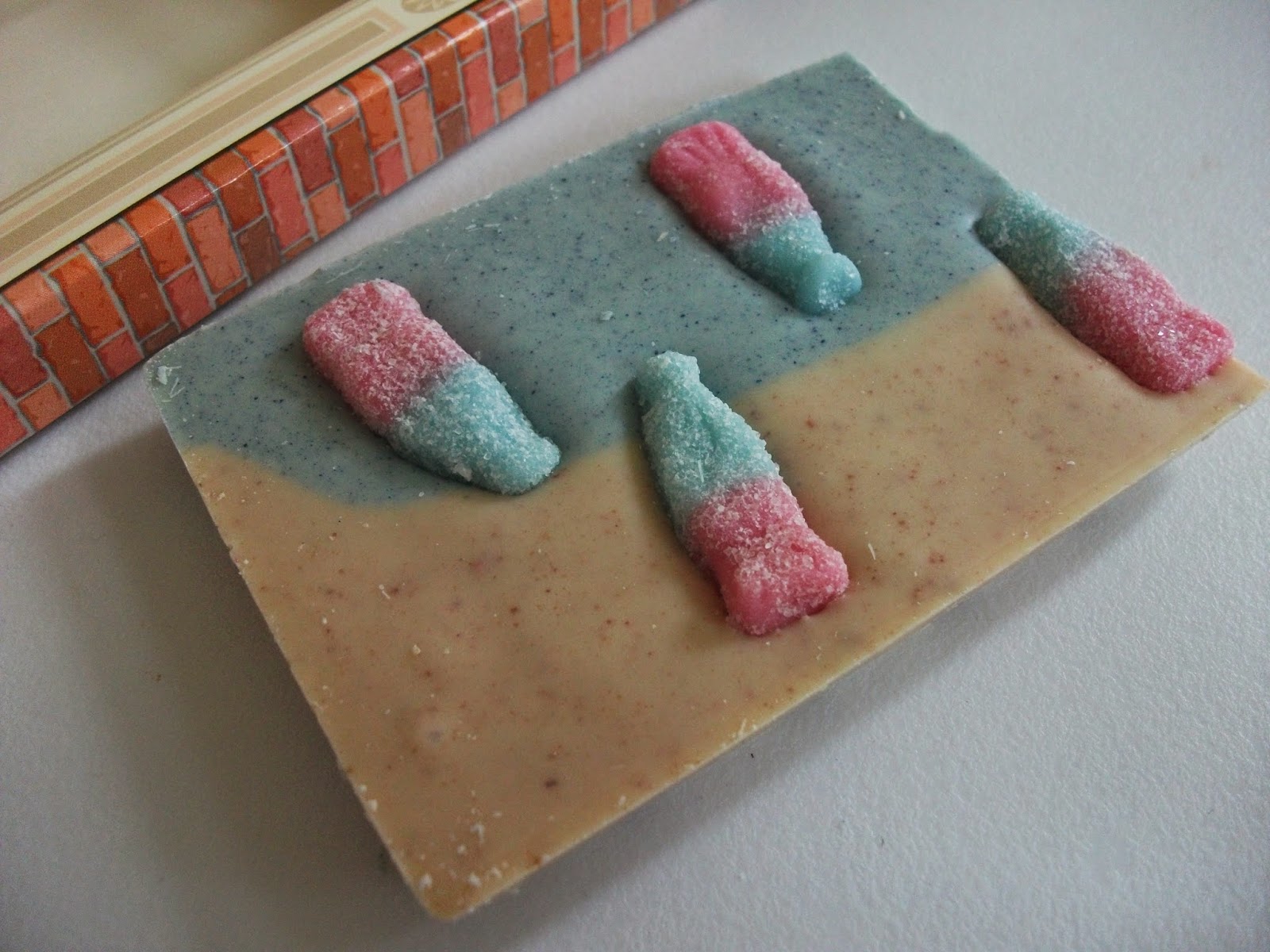 Fizzy Bubblegum Bottles Blue & White Chocolate Bar Review