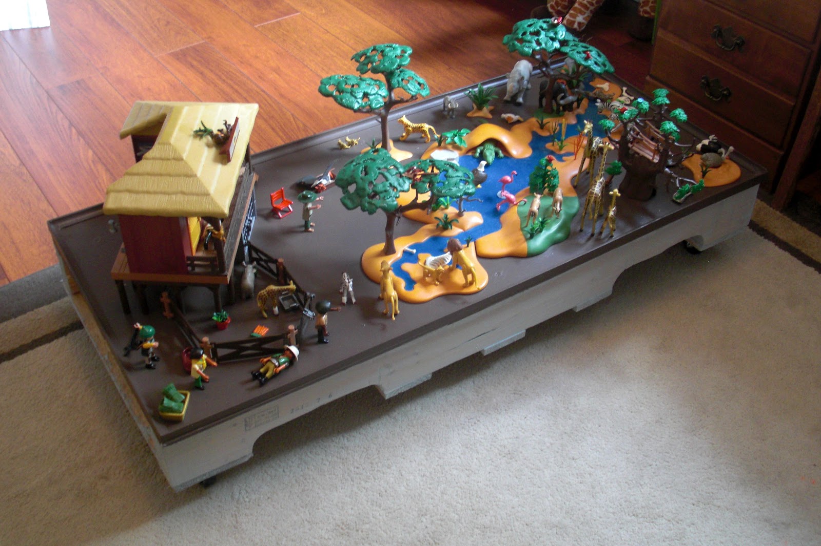 Rolling Pallet Play Table {DIY} / Desert Willow Lane