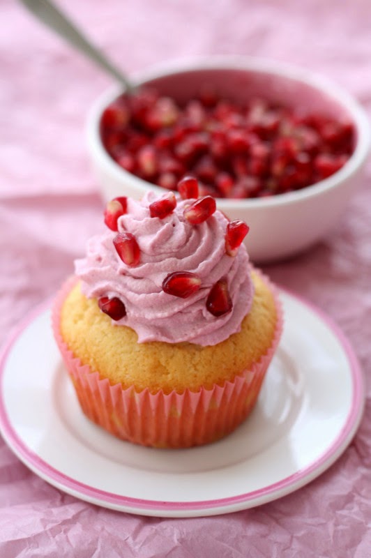 Zitronen-Granatapfel-Cupcakes zu Wienerbrøds Bloggeburtstag von Luxuria [wienerbroed.com]