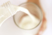Segundo estudo da USP, mais da metade do seu copo de leite pode estar contaminado por fezes