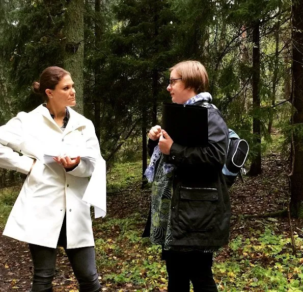 Crown Princess and Sara Borgström, researcher at Stockholm Resilience Centre, during a visit to Stora Skuggan in the National City Park