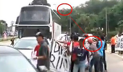Staf PKR cam suspek serang bas Jelajah Merdeka, Polis meminta dua wartawan akhbar Suara Keadilan supaya mengenalpasti individu yang terlibat dalam serangan ke atas bas yang digunakan dalam satu kempen PKR di Melaka.