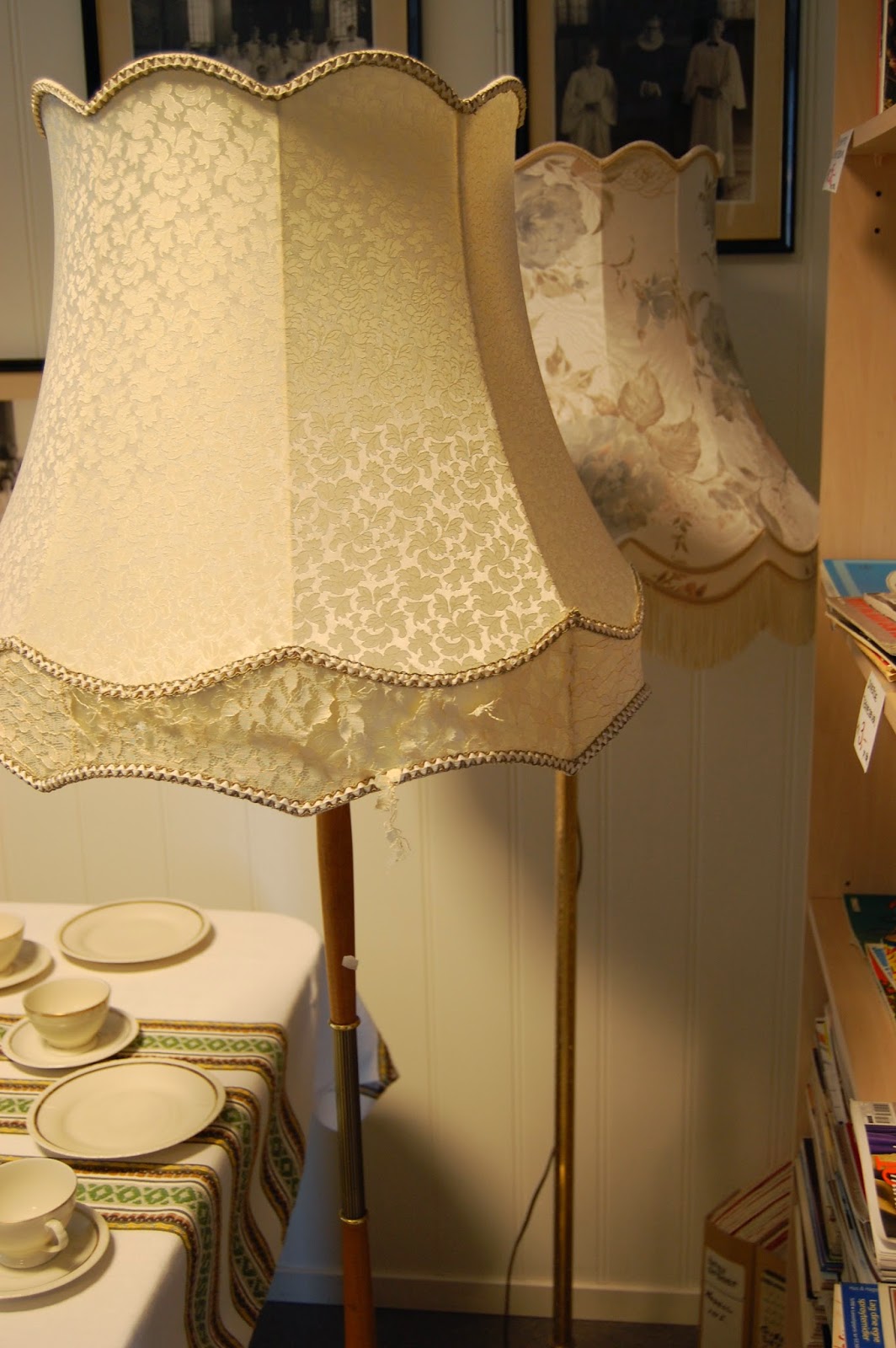 Bruktikken pÃ¥ havna.: dessert skÃ
ler, ei kul lampe, og litt til!