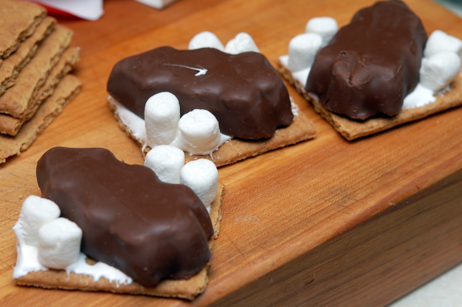 CHOCOLATE DIPPED GRAHAM CRACKERS STUFFED WITH MARSHMALLOW & REESE'S