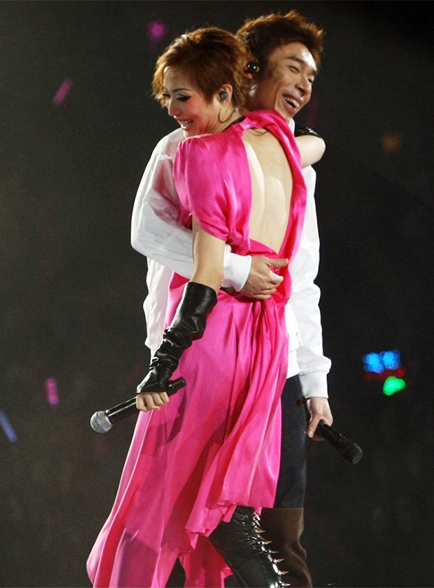 Sammi Cheng (郑秀文 Zhèng xiù wén) and Andy Hui (许志安 xǔ zhì 'ān) in concert back in the 1990s.