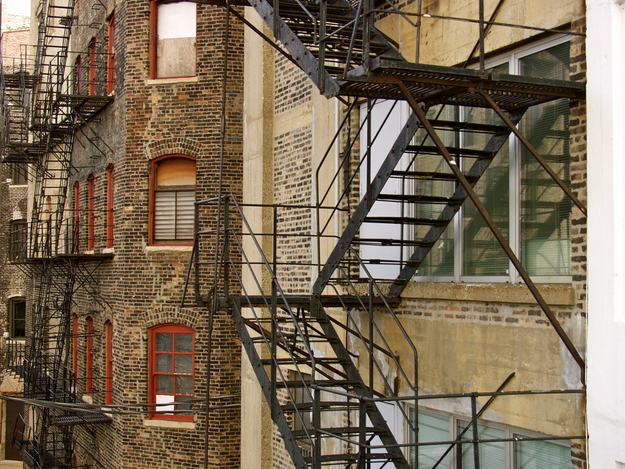 http://3.bp.blogspot.com/-PJ2w0pbP4tc/T7_GrVCnAYI/AAAAAAAABWE/VaXY3stVgi0/s1600/Fire+Escapes+-+River+North+%28Chicago%29,+photograph+2006.jpg