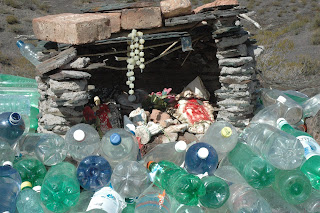 la piccola cappella per la difunta correa sulla puna jujeña the small chapel for Difunta Correa on puna jujeña