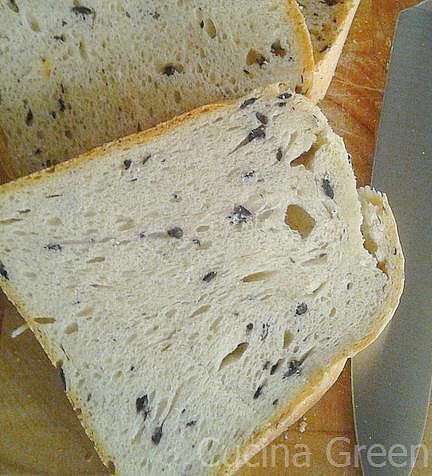pane alle olive con la macchina del pane 