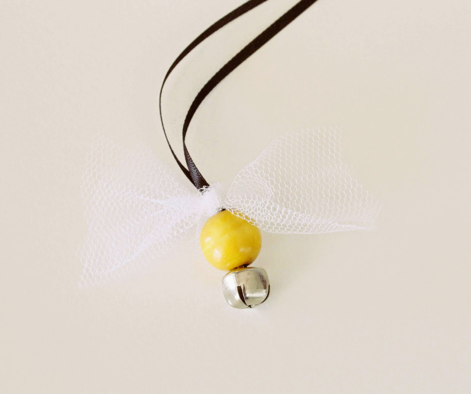 maker*land. Child's necklace tutorial