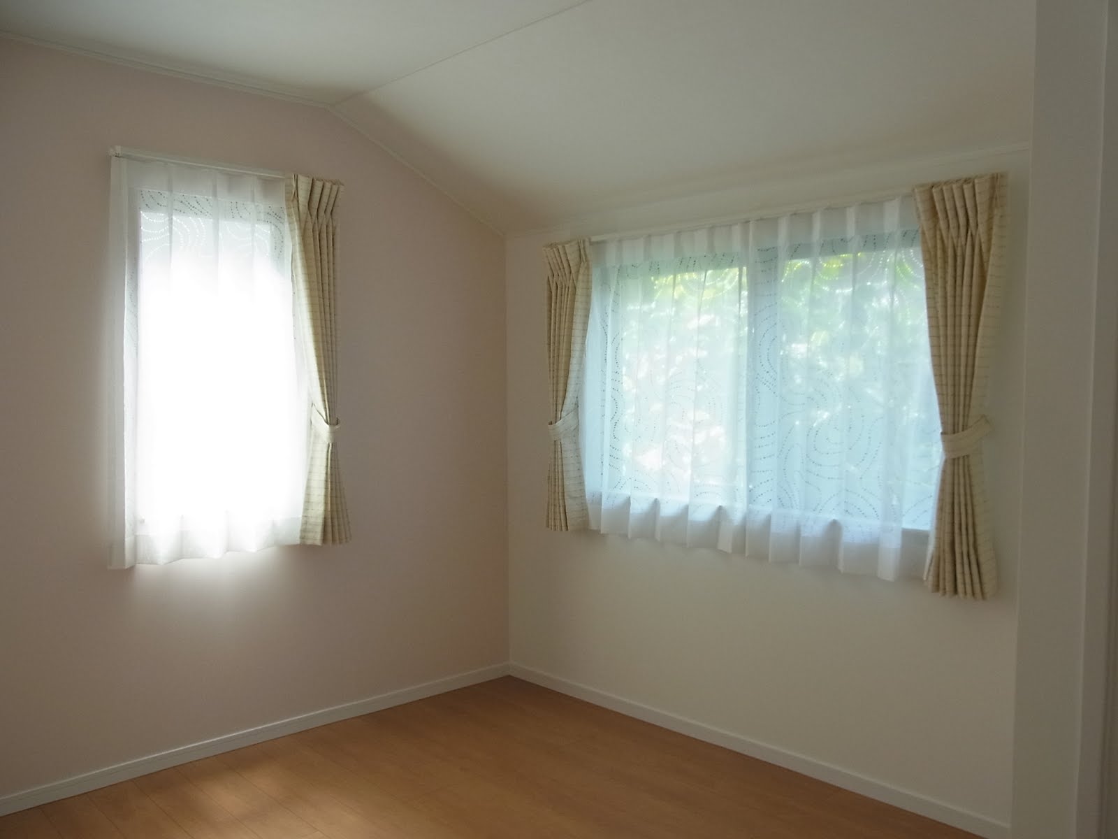 インテリア選びのお手伝い Anythingインテリア 子供部屋のアクセントクロスとカーテン