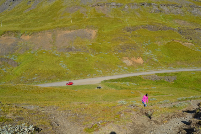 Clàudia subiendo hasta el mirador para ver el volcán Hekla