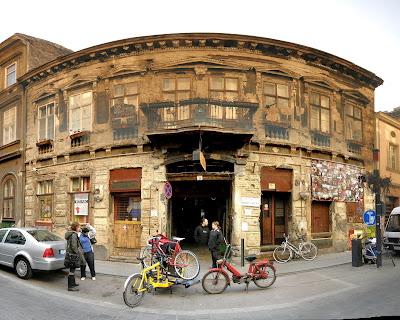 Budapest, Hungary, Kazinczy utca, Magyarország, Pub, romkocsma, ruinpub, Szimpla Kert, zsidónegyed,   street art 