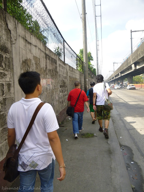 Walking to San Roque de Manila Church