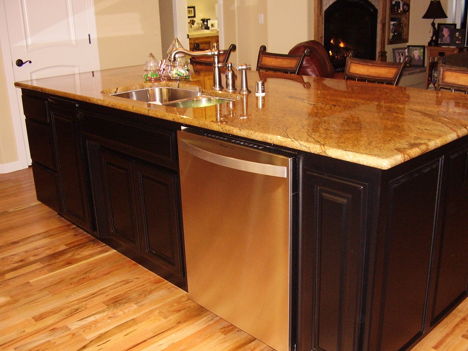 Scott River Custom Cabinets: Dark Stained Oak with Painted Black