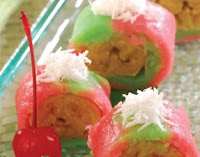 gambar cara membuat kue pelangi pisang rainbow cake