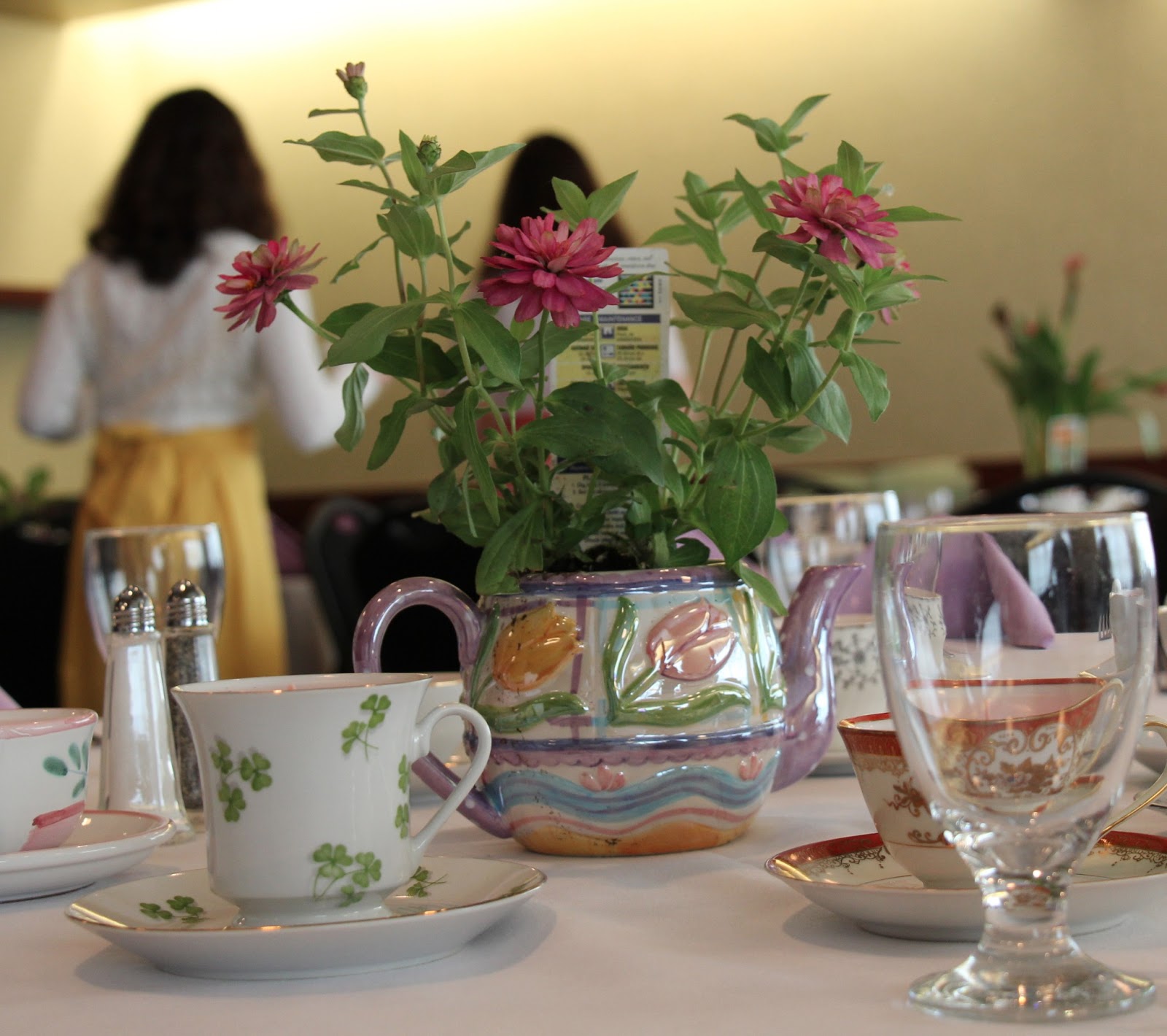 Create Imagine Dream Teapot Centerpieces