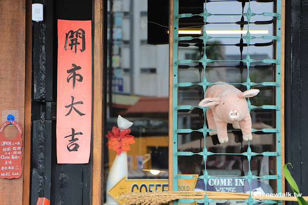 屏東青創園區將老屋、貨櫃、廢棄公車改造為咖啡廳,吸引年輕商家進駐。 屏東青創園區將老屋、貨櫃、廢棄公車改造為咖啡廳,吸引年輕商家進駐。