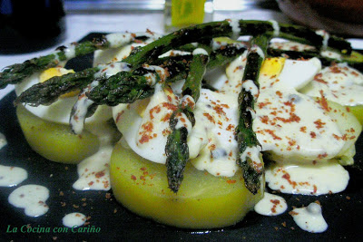 Ensalada De Espárragos Verdes Con Salsa De Yogurt Y Polvo De Jamón
