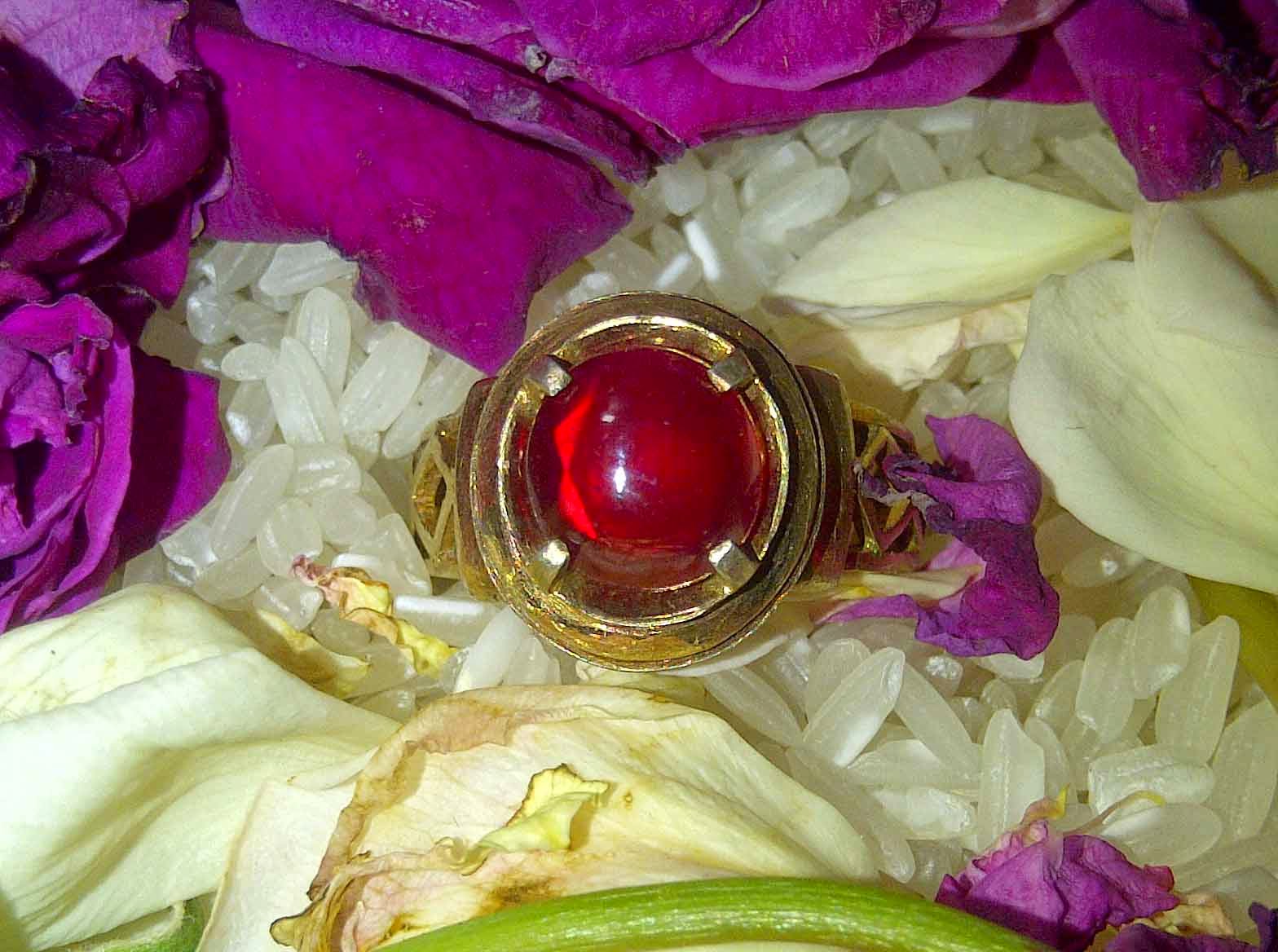 19+ Arti Mimpi Di Kasih Cincin Batu Merah
