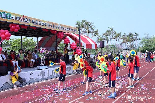 位於嘉義縣布袋鎮景山國小運動場旁的「子良菁英聚賢台」,15日配合景山國小77週年校慶運動會,師生及社區鄉親們以喜悅和希望的心情,迎接慶賀聚賢台落成。 位於嘉義縣布袋鎮景山國小運動場旁的「子良菁英聚賢台」,15日配合景山國小77週年校慶運動會,師生及社區鄉親們以喜悅和希望的心情,迎接慶賀聚賢台落成。
