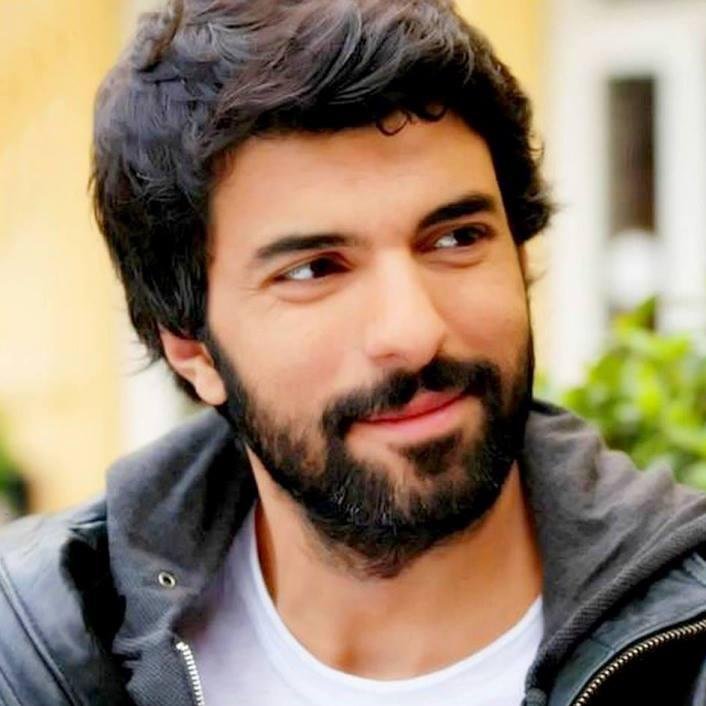 Biodata Lengkap Engin Akyürek Beserta Fotonya
