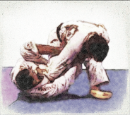 Folosind picioarele iti dezechilibrezi adversarul din pozitia culcat pe spate; priza dura in Jiu-Jitsu