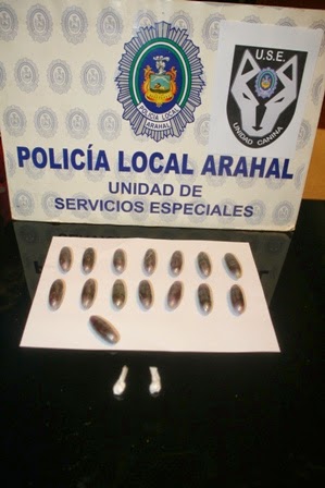 Detienen a un joven con 15 bellotas de hachís y un gramo de cocaína en Arahal Oreja+Chicle+26.10.13+002