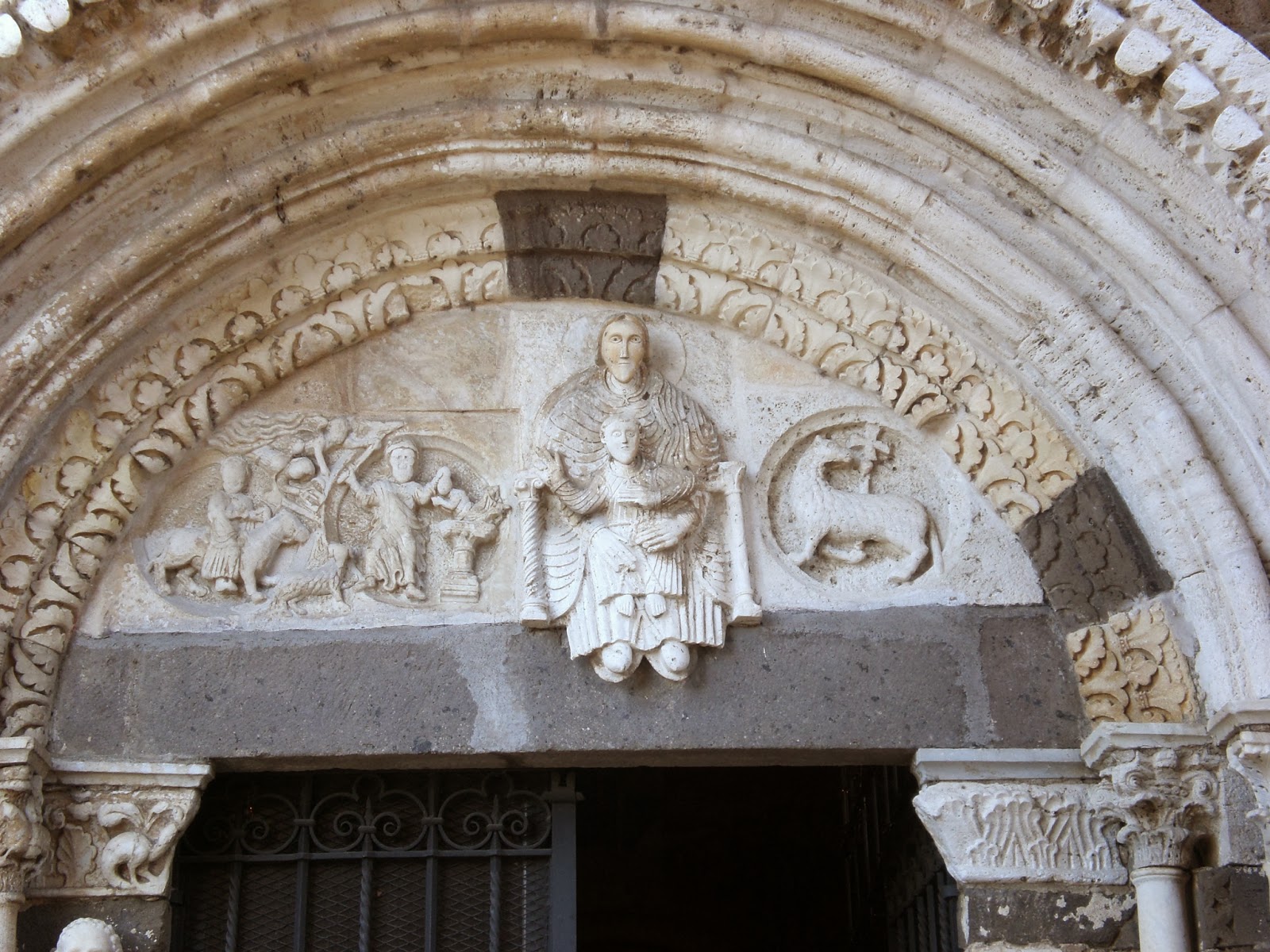 La Chiesa Santa Maria Maggiore A Tuscania E Il Centro Storico