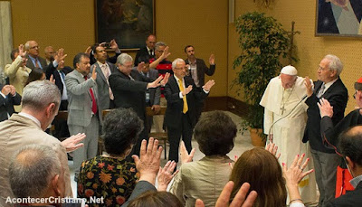 Papa Francisco ora por la unidad con cien pastores evangélicos en el Vaticano