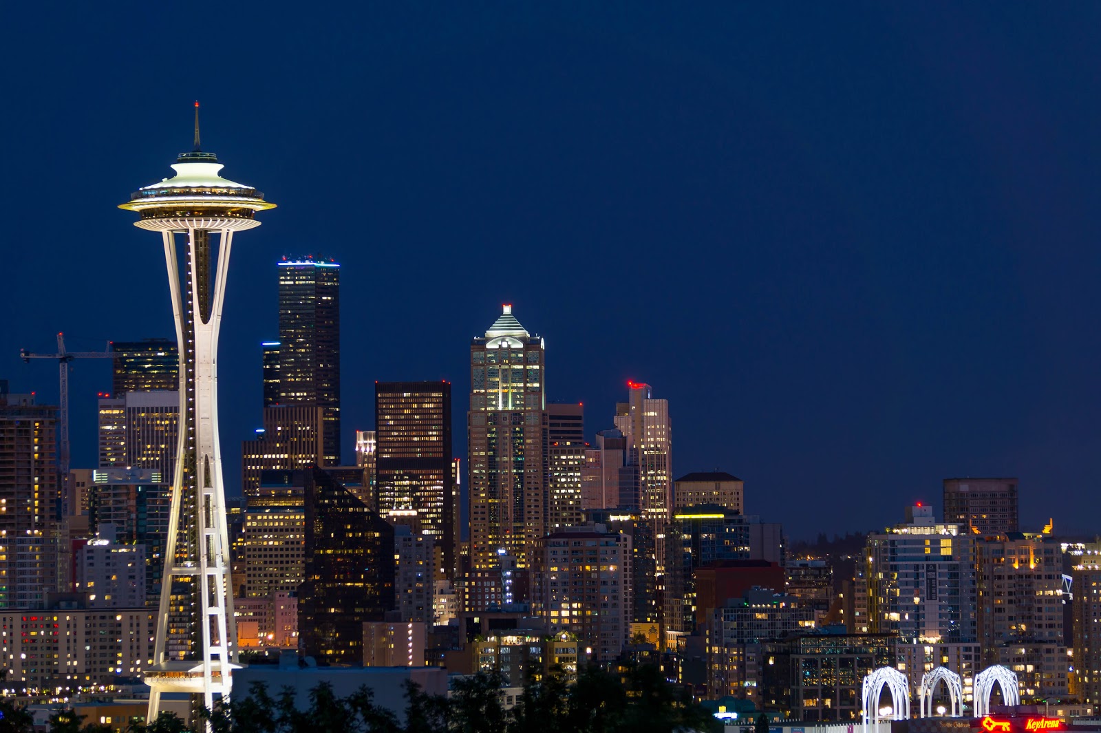 Сюда можно приехать днём, а так же стоит вернуться ночью ради восхитительной панорамы ночного города.