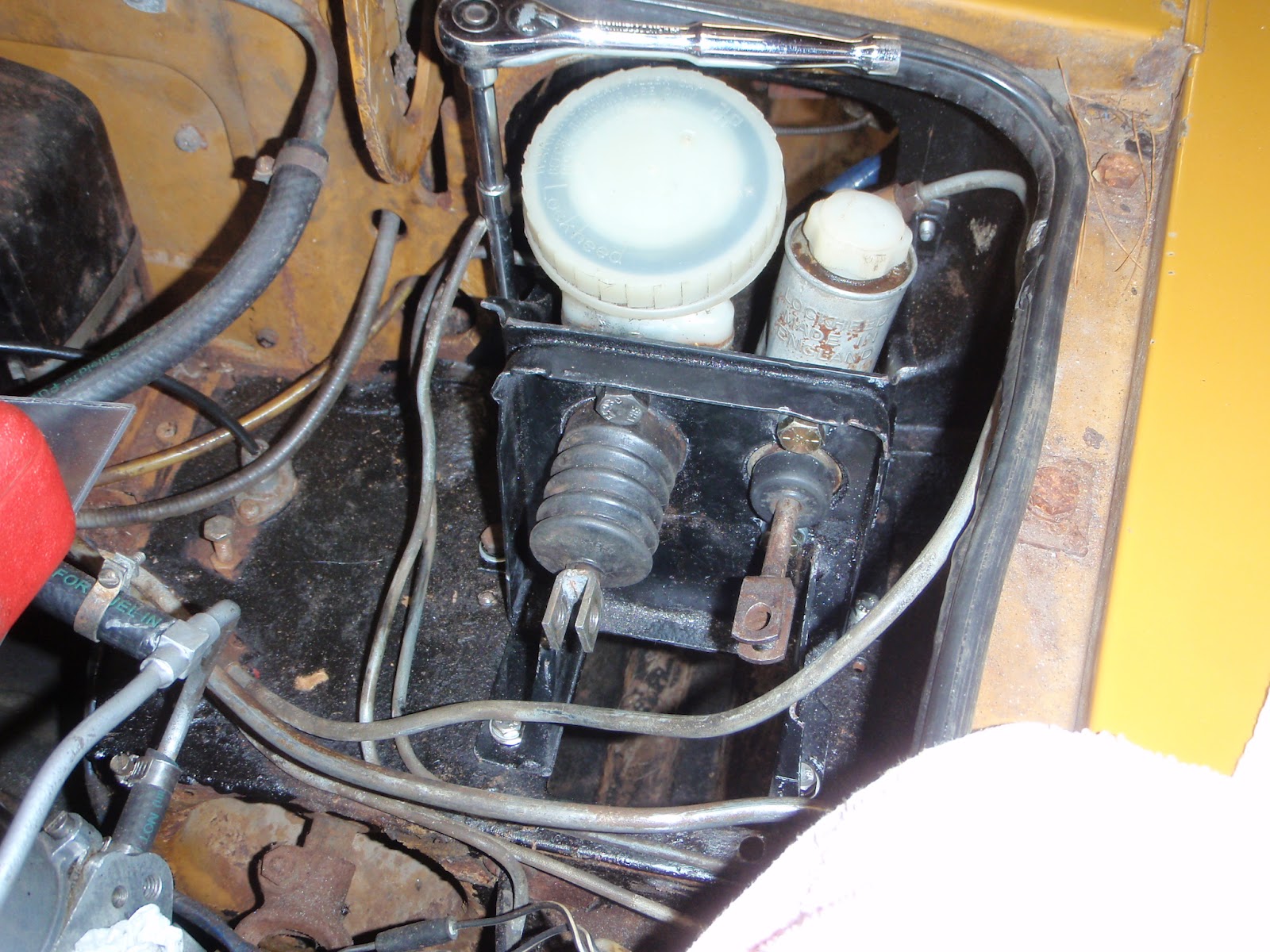 MGB in the Garage Day 1820 front brakes,carbs, side covers etc