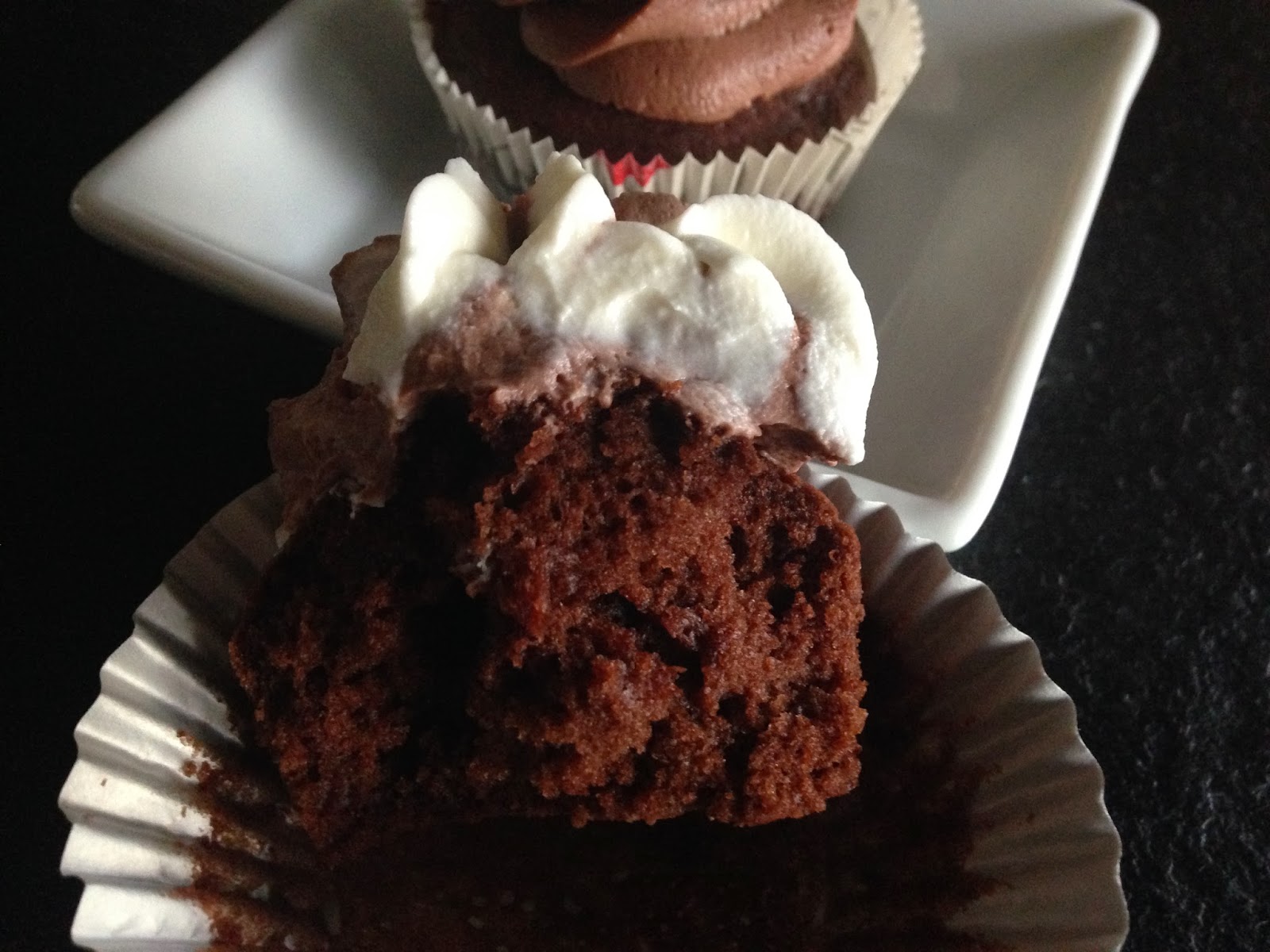 Cupcakes de chocolate con frosting de mascarpone para San Valentín